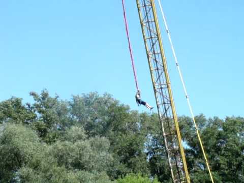 Прыжок на резинке из серии страшных аттракционов